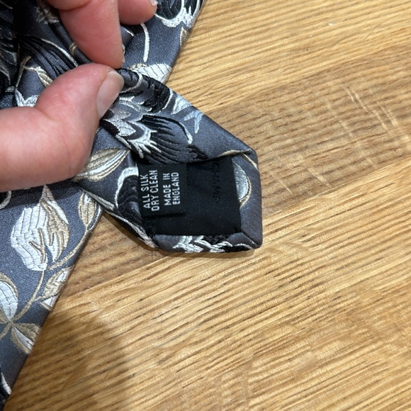 Duchamp 100% silk tie, grey background, cream, gold and black flowers - Picture 5 of 5